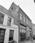 880680 Gezicht op de voorgevel van het vervallen pand Jeruzalemstraat 7 te Utrecht, dat gerestaureerd zal gaan worden.